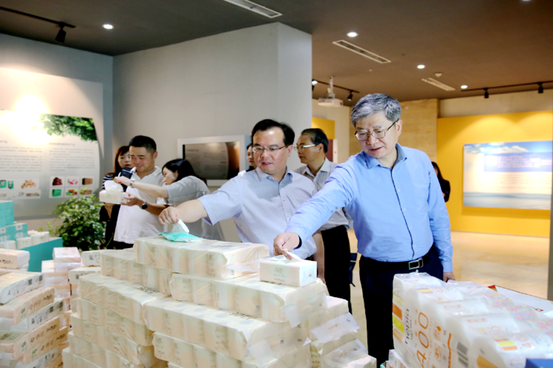 2019年 5月22日，时任浙江省社会组织综合党委专职副书记、省民政厅社会组织治理局局长蔡国华莅临至尊国际纸业调研企业开展情形和党建事情
