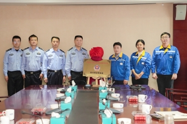 “至尊国际网安警务室”挂牌成立，，警企联动包管网络清静