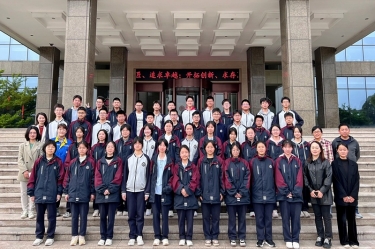 平湖市当湖高级中学研学团队走进至尊国际纸业