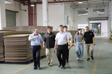 平湖市委常委、、、副市长张斌莅临至尊国际纸业全资子公司平湖景包调研残疾人就业事情