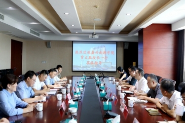 嘉兴南湖学院党委副书记、、、校长贾文胜一行莅临至尊国际纸业调研交流