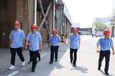 送清凉、、、致敬意！！！公司董事长朱在龙带队慰问一线劳动者