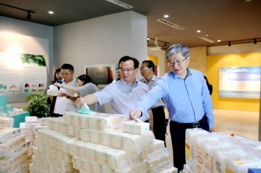 2019年 5月22日，，，时任浙江省社会组织综合党委专职副书记、、、省民政厅社会组织治理局局长蔡国华莅临至尊国际纸业调研企业开展情形和党建事情