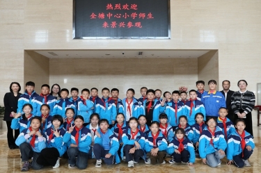 探秘“一张纸”的旅行：：全塘中心小学学子走进至尊国际纸业，，点燃科学梦想