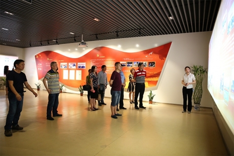 中法集团向导来至尊国际交流党建事情